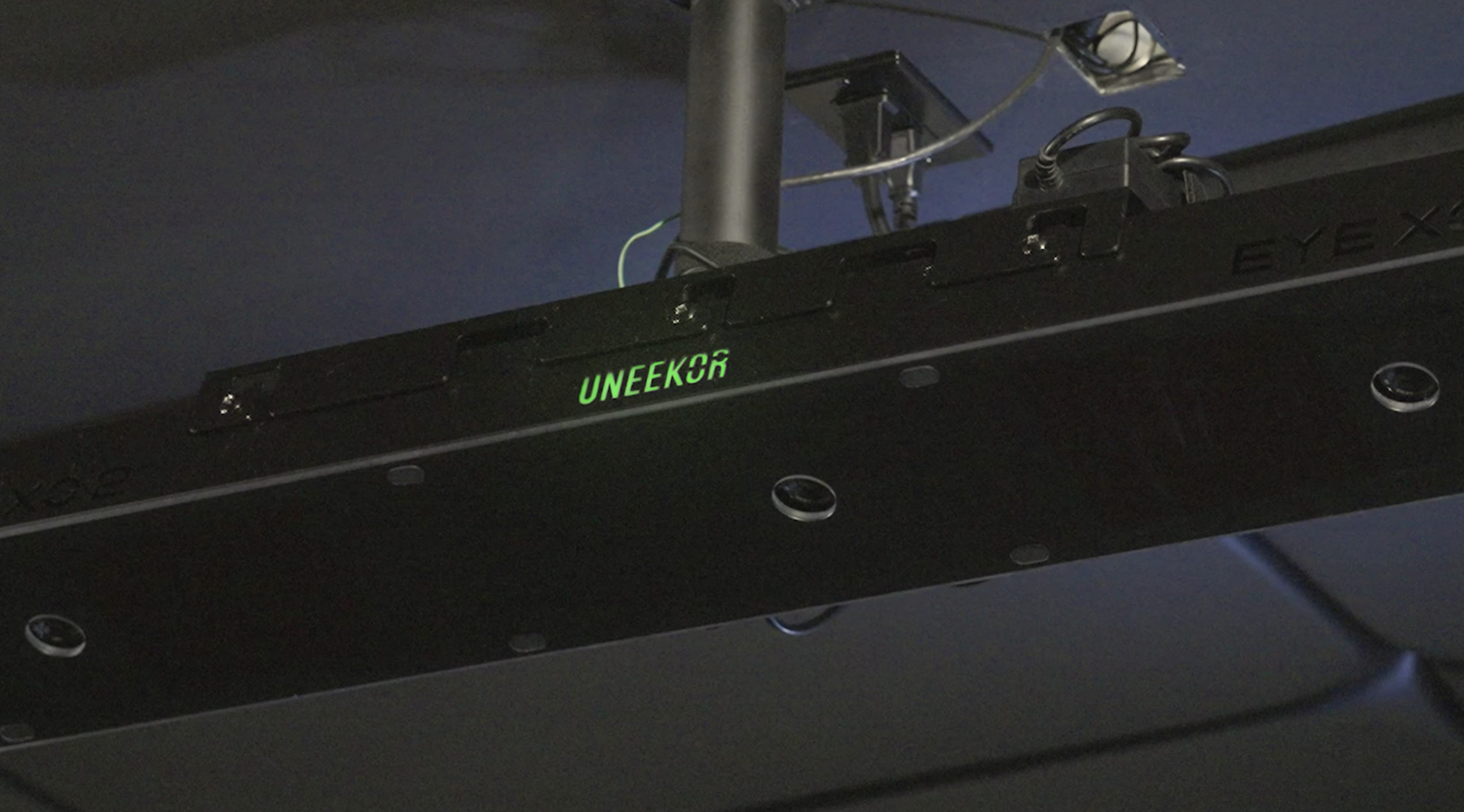 Uneekor launch monitor ready - green logo and Connected on screen